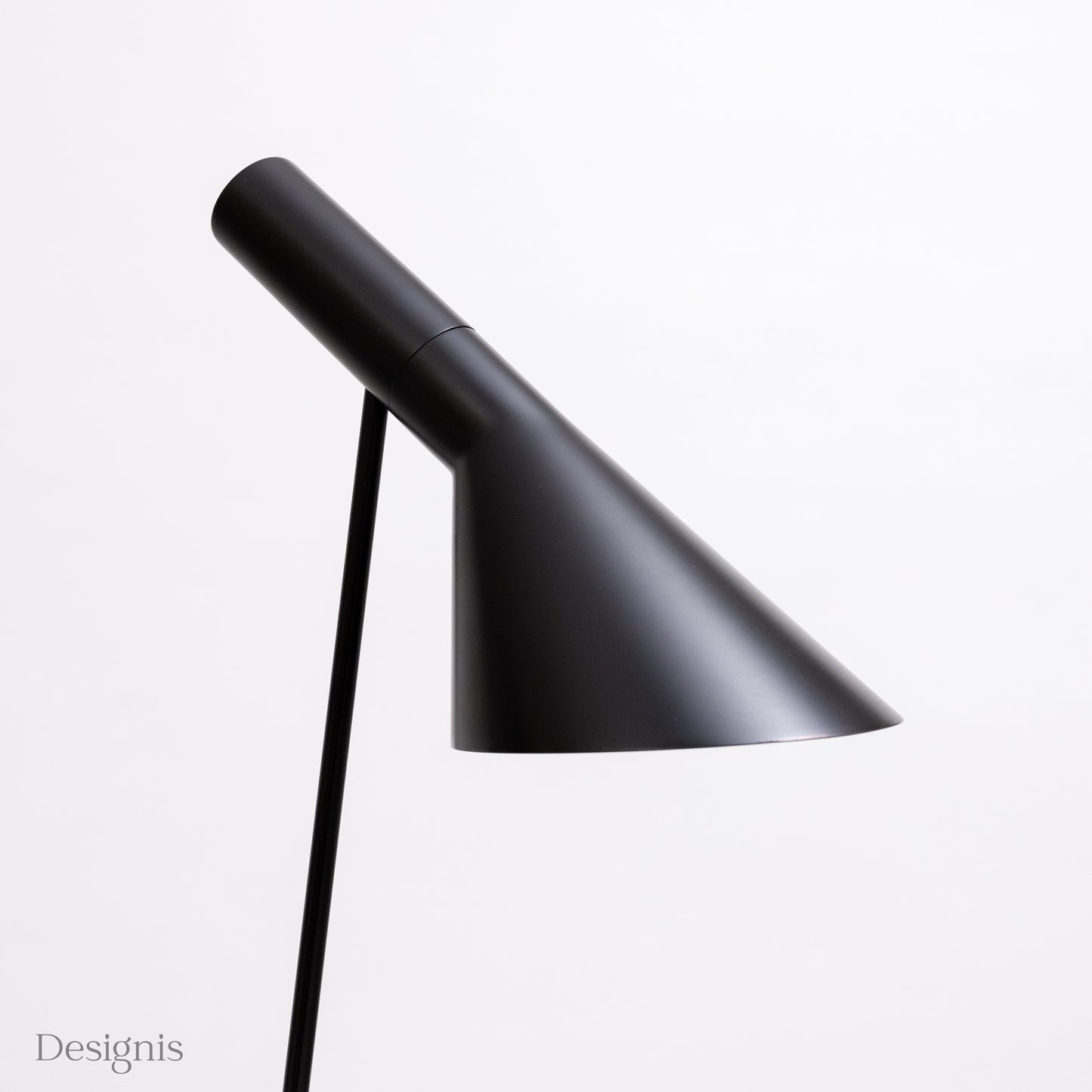 Louis Poulsen AJ Stehlampe, Schwarz