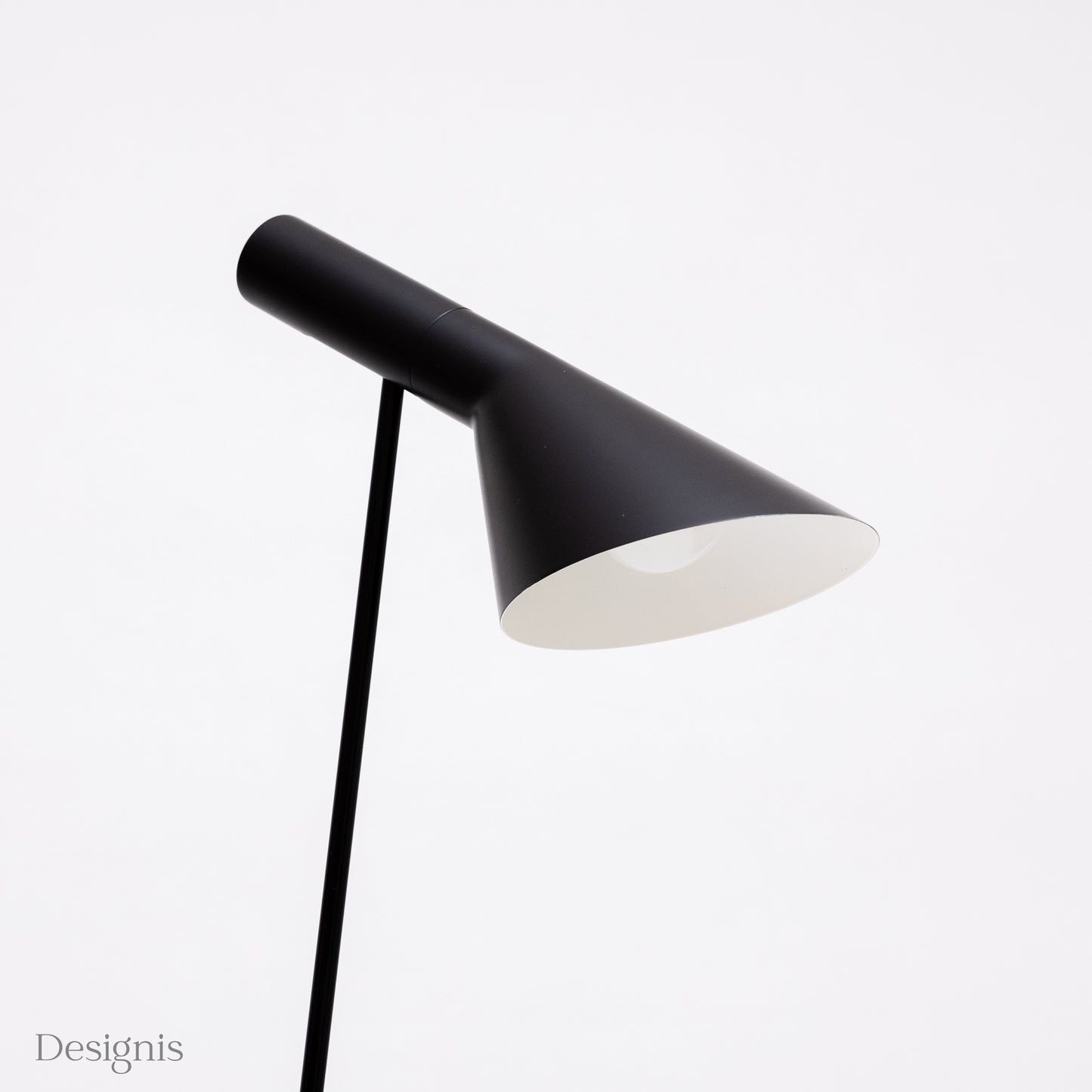 Louis Poulsen AJ Stehlampe, Schwarz